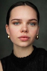 Photo of Eloise Middleton-Comfort as Elodie