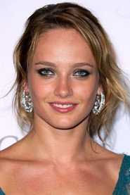 Photo of Karmen Pedaru as Isabella