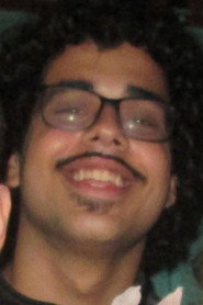 Photo of Allisson Daniel as Homem Sem Camisa no Sofá