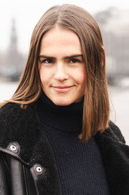 Photo of Olivia Lonsdale as Evelien