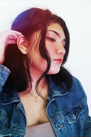 Photo of M A Y A as Narradora