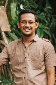 Photo of Damaz Bagaskara as Pak Lukas/Mr. Lukas