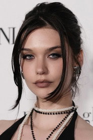 Photo of Amanda Steele as Anna Silver
