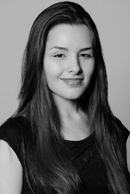 Photo of Giovanna Moreira as Isa