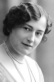 Photo of Gertrud Arnold as Queen Ute