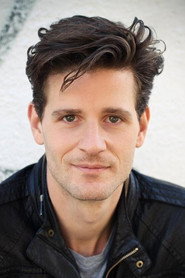 Photo of Gabriel Paré as Homme à la radio