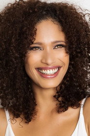 Photo of Rhavine Chrispim as Manoela