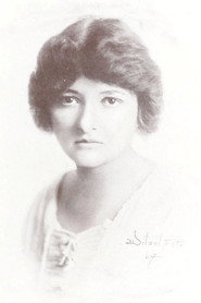 Photo of Vera Sisson as Princess Beatrix de Grandlieu