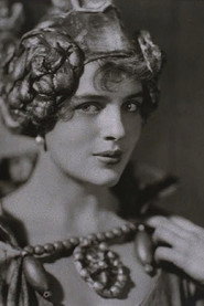 Photo of Rosamond Pinchot as Queen Anne