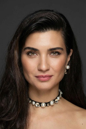 Tuba Büyüküstün photo