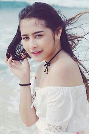 Prilly Latuconsina photo