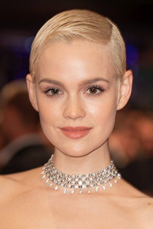 Emilia Schüle photo