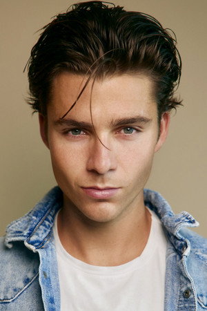Photo of Eric Brody from the Latest Netflix gallery