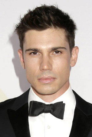 Photo of Tanner Novlan from the Latest Netflix gallery
