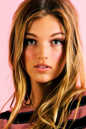 Lili Simmons photo