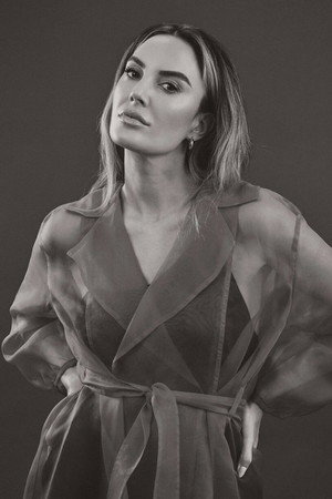 Elizabeth Chambers photo