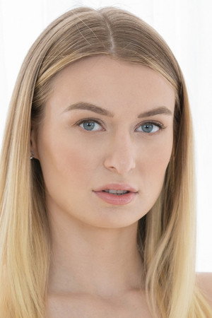 Photo of Natalia Starr from the Latest Netflix gallery