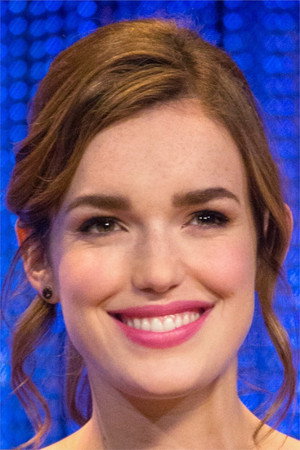 Elizabeth Henstridge photo