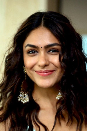 Mrunal Thakur photo