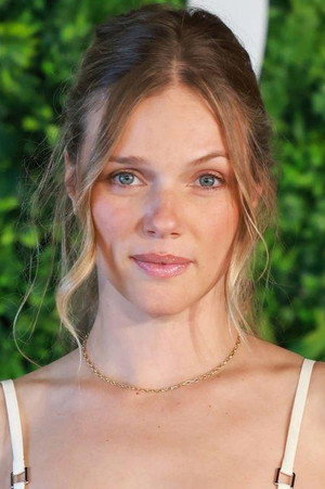 Tracy Spiridakos photo