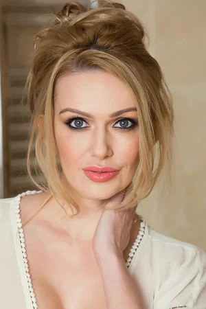 Photo of Amber Jayne from the Latest Netflix gallery