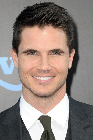 Robbie Amell photo