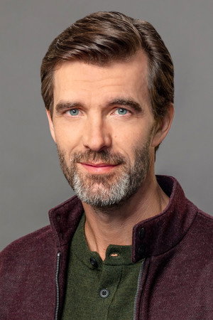 Lucas Bryant photo