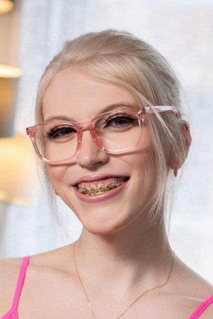Photo of Izzy Wilde from the Latest Netflix gallery