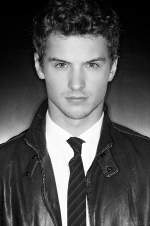 Freddie Stroma photo