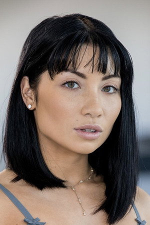 Photo of Rina Ellis from the Latest Netflix gallery