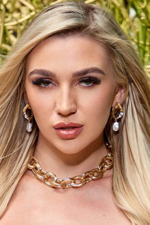 Photo of Kendra Sunderland from the Latest Netflix gallery