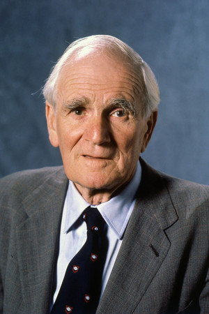 Desmond Llewelyn photo