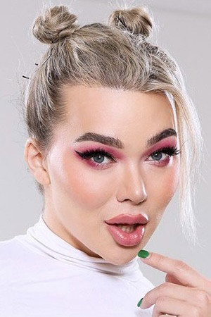 Photo of Emma Rose from the Latest Netflix gallery