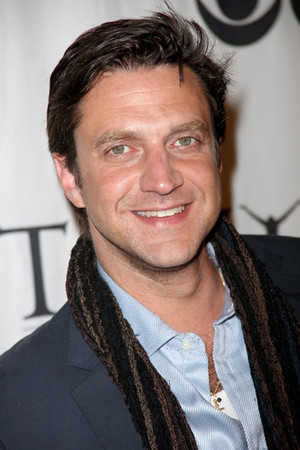 Raúl Esparza photo