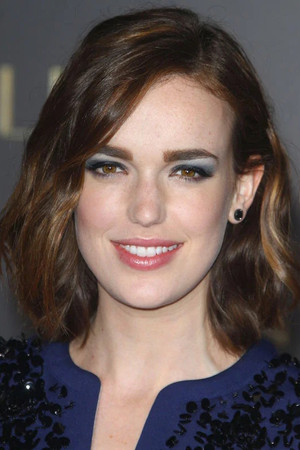 Elizabeth Henstridge photo