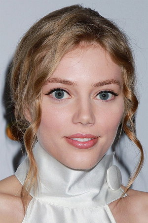 Grace Van Dien photo