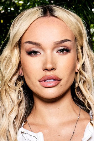 Photo of Rara Knupps from the Latest Netflix gallery