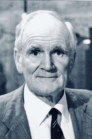 Desmond Llewelyn photo