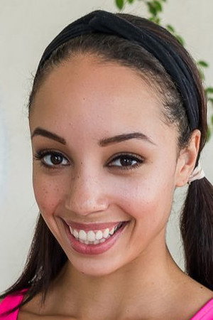 Photo of Alexis Tae from the Latest Netflix gallery