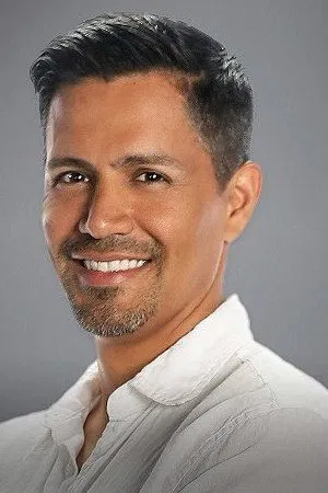 Jay Hernandez photo