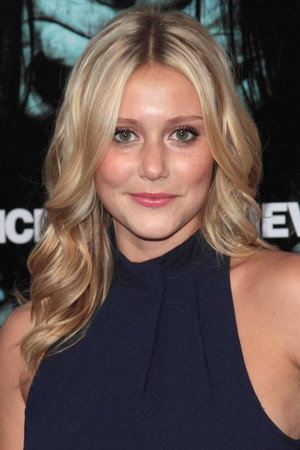 Julianna Guill photo