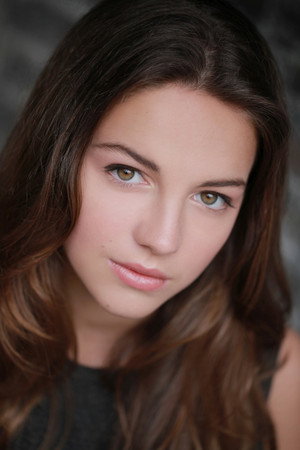 Ella Hunt photo