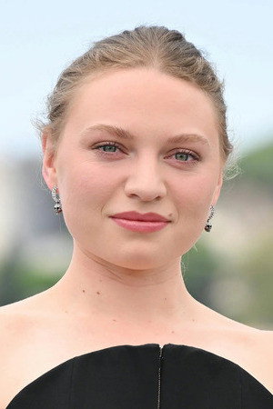 Mia Threapleton photo