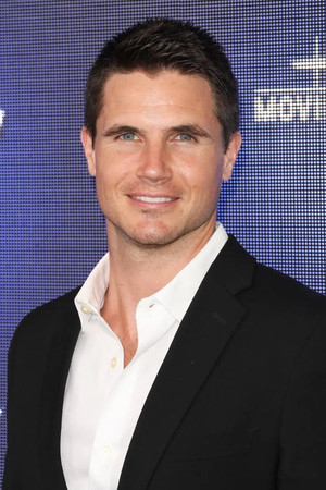 Robbie Amell photo