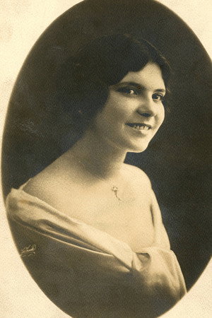 Photo of Zena Keefe from the Latest Netflix gallery