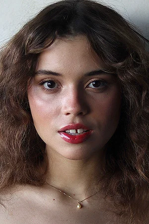Photo of Julia Lemos from the Latest Netflix gallery
