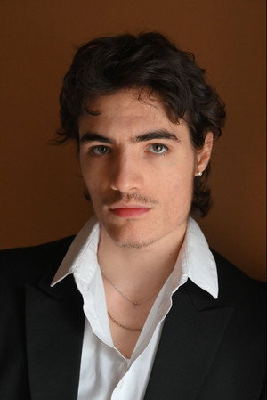 Photo of Elliott Mitrani from the Latest Netflix gallery