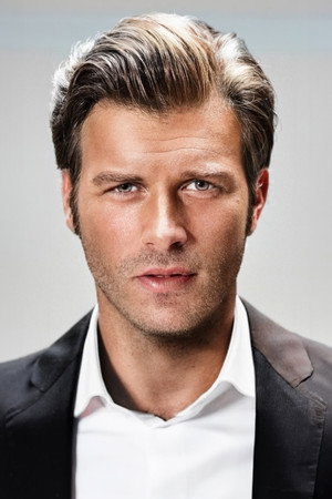 Kıvanç Tatlıtuğ photo