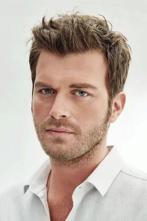 Kıvanç Tatlıtuğ photo