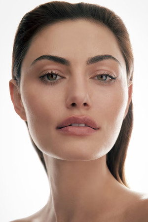 Phoebe Tonkin photo